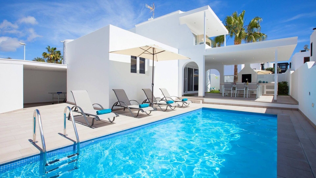 Puerto del Carmen Villa | Luxury 4 bed, 3 bath villa in central Puerto del Carmen with free WiFi & Air Con