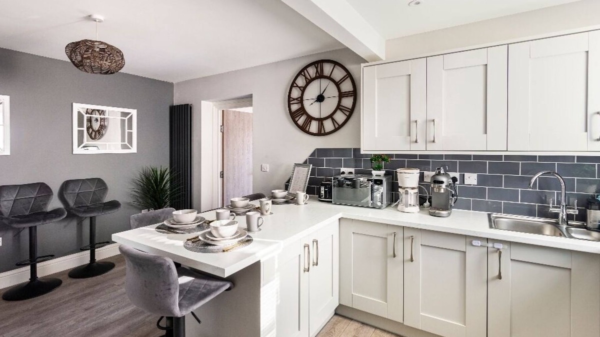 Oxford House | Luxury 4 bed 5 baths house ,free parking, wifi