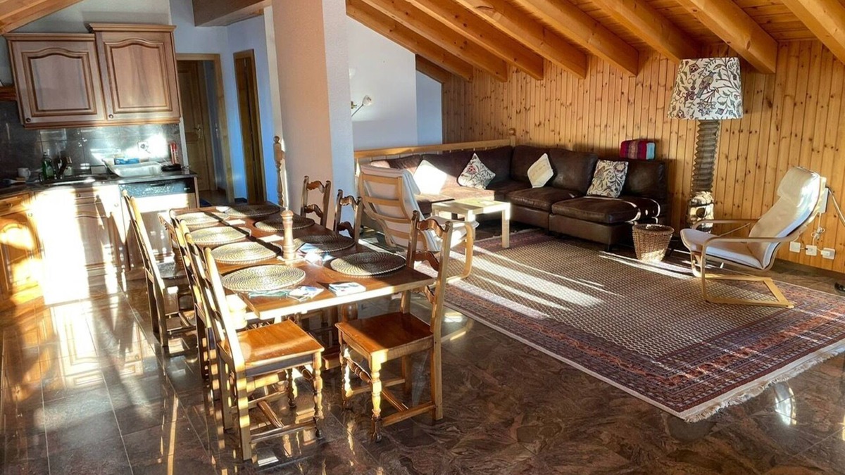 Saint-Pierre-de-Clages Apartment | Luxury 4 bed Duplex Penthouse near lift, free parking, fibre optic broadband.