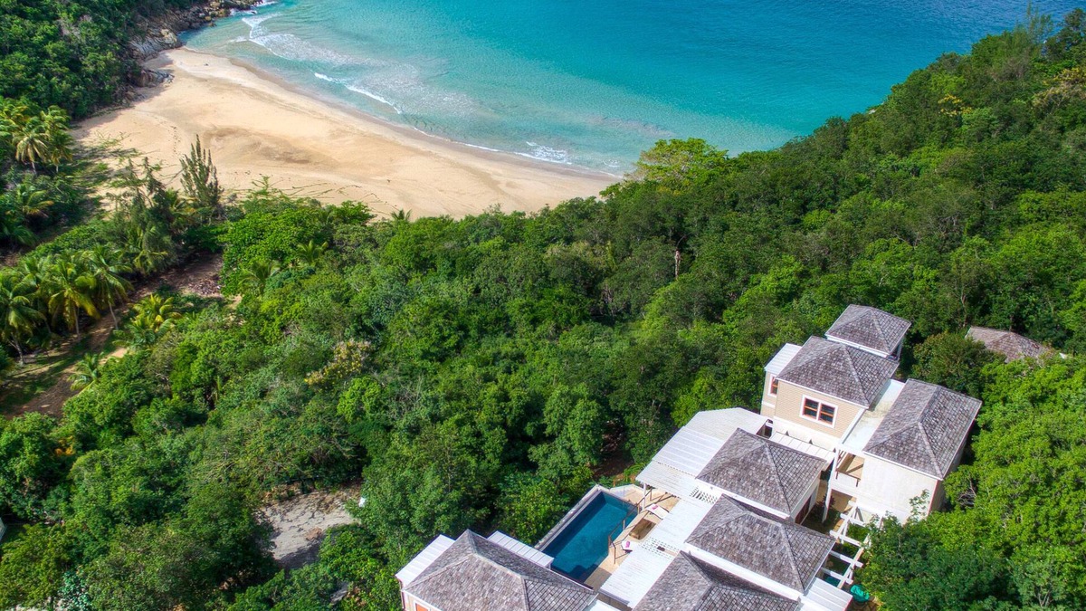 East End Villa | Luxury 4 Bed Villa, by beach, 30' infinity pool, hot tub, gym.
