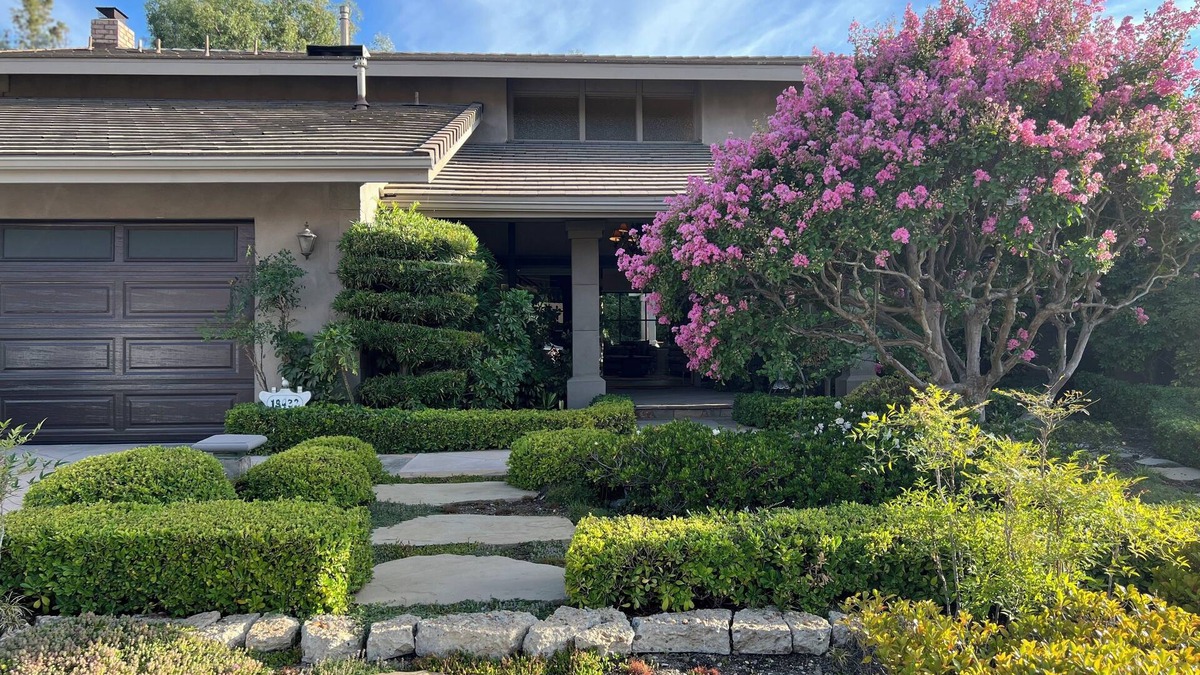 Porter Ranch House | Luxury 4-bedroom house in welcoming Los Angeles with WiFi, AC and many more.