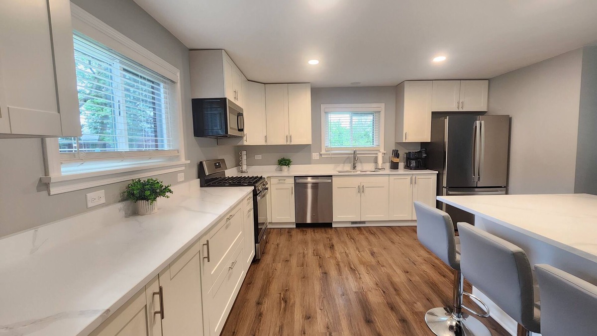 Willowbrook House | Luxury 4-bedroom home in beautiful Willowbrook Forest Preserve area with AC WiFi