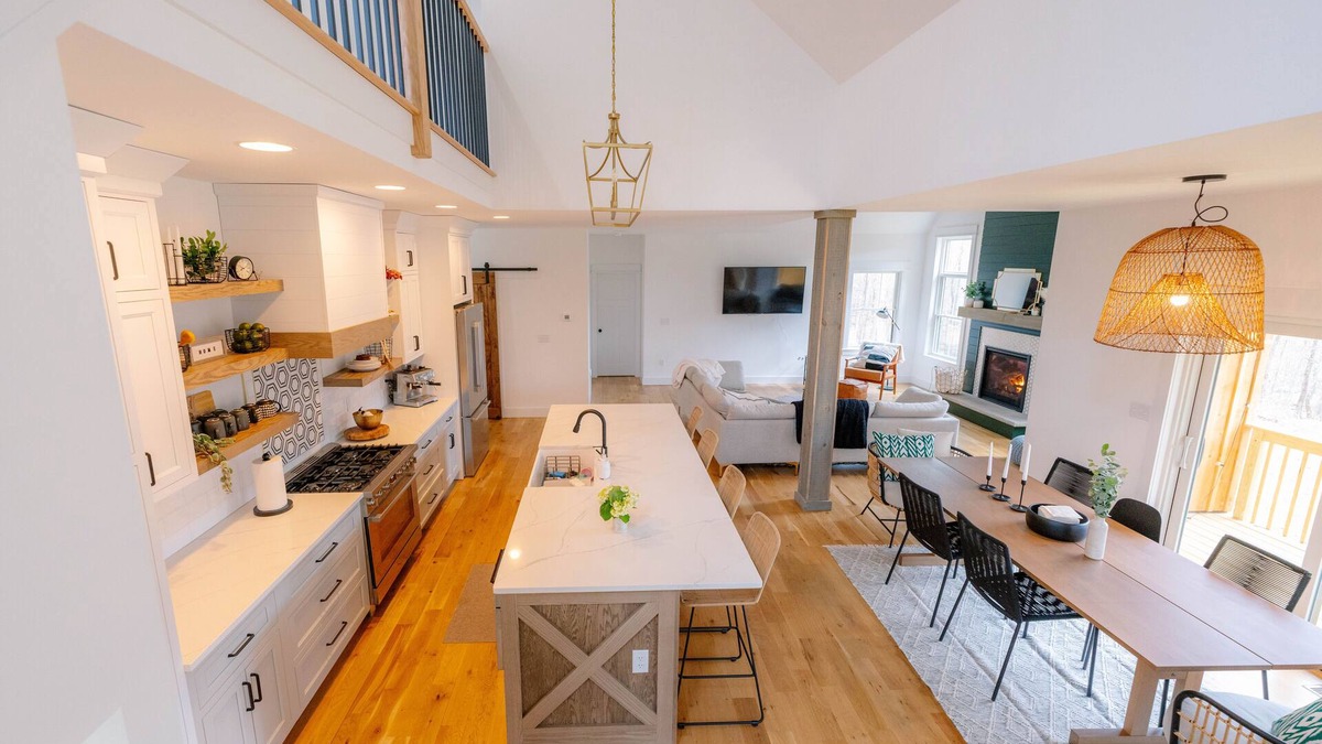 Montgomery House | Luxury 4 bedroom house in a quiet, serene neighborhood