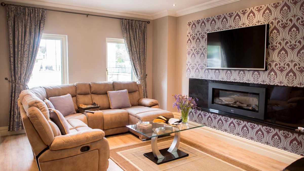 Killarney House | Luxury 4 Bedroom House 5mins walk to Killarney Town Centre