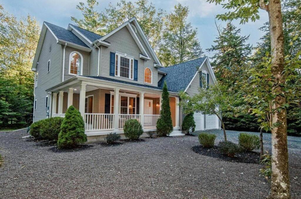 Tobyhanna House | Luxury 4 bedroom house in Pocono Mountains with Hottub in Golf Course Near Lake