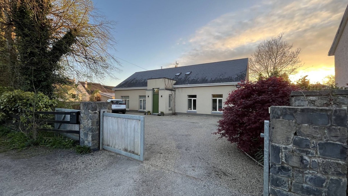 Castleconnell House | Luxury 4 Bedroom Family Home in Quaint Shannon Side Village