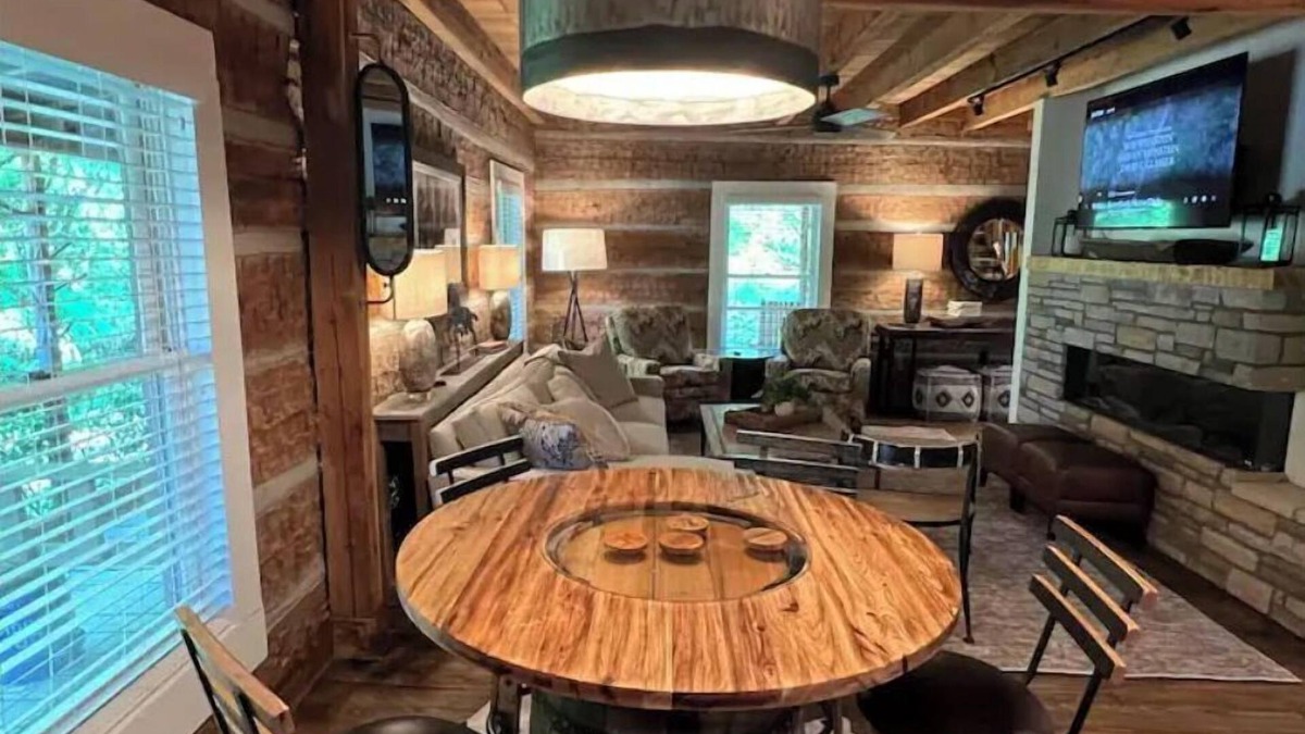 Waddy Cabin | Luxury 4 bedroom Log Cabin on 32 acres only 10 minutes from Frankfort, KY