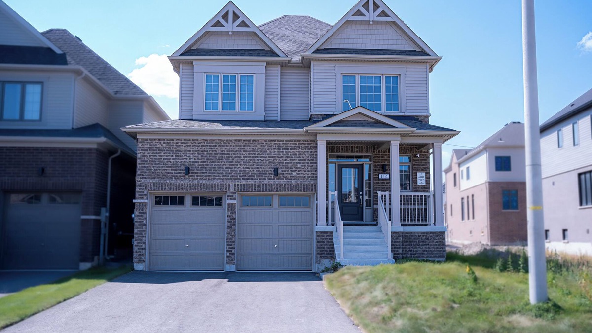 Barrie House | Luxury 4 Bedrooms & 2.5 Bathroom Retreat with Modern Comforts in Barrie City!