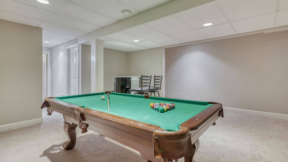 Downtown Rochester House | Luxury 4 Beds/3.5bath house with pool table