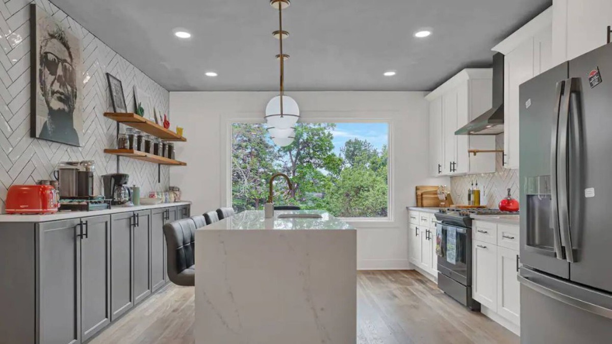 Brookline House | Luxury 4 BR Art Deco Home+3 Parking Spots+In City