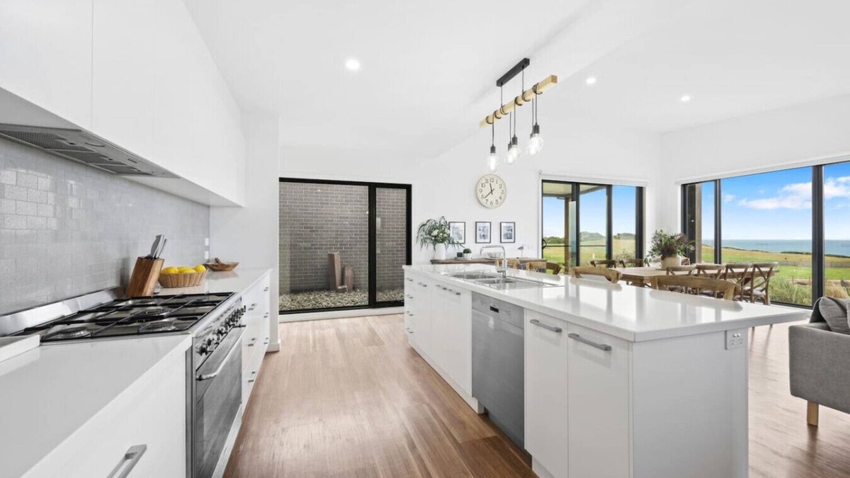 Warrnambool House | Luxury 4 br house with sea views