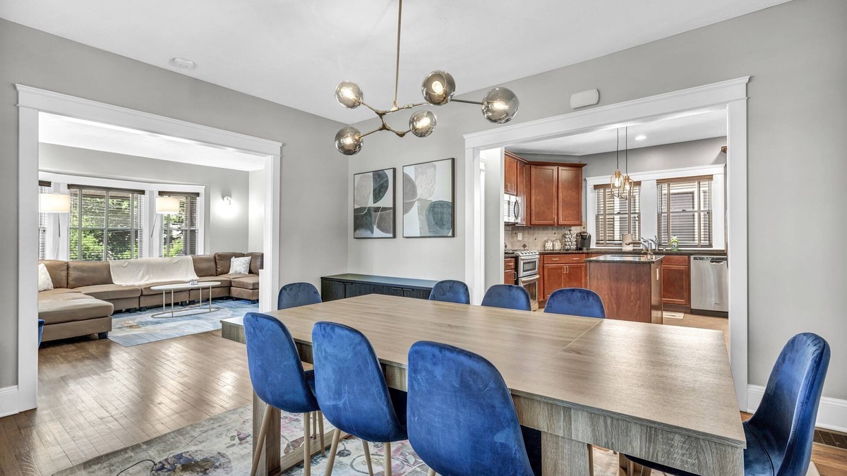 University Circle House | Luxury 4 BR Near Cleveland Clinic, UH & CWRU!