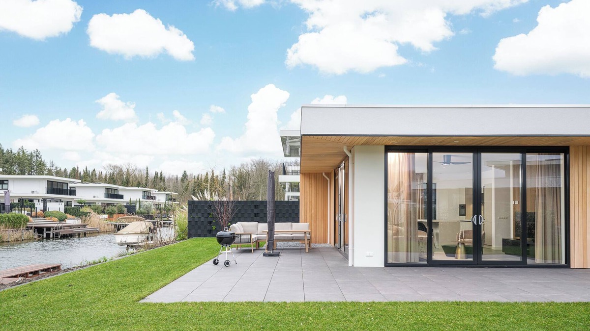 Zeewolde House | Luxury 4-person villa on the water with modern kitchen, private jetty and a spacious terrace with barbecue and lounge set. Perfect for rest and relaxation!