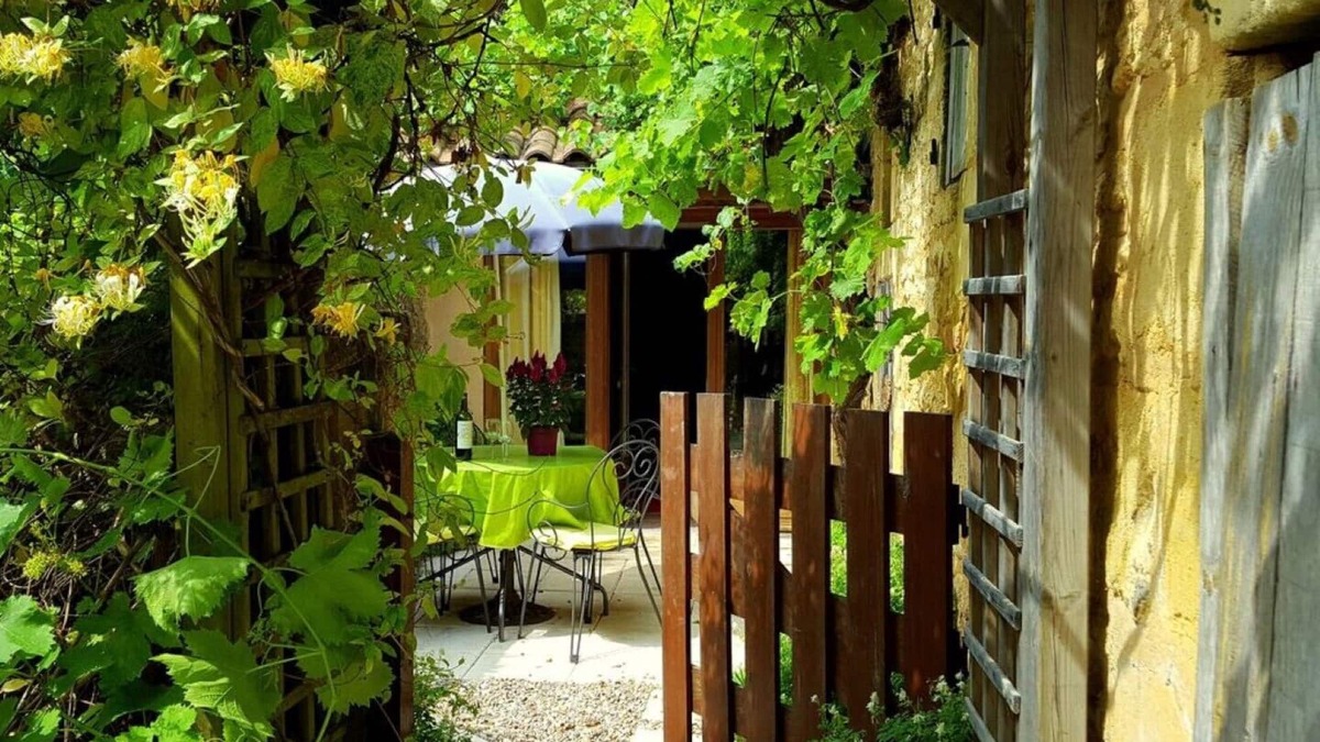 Les Eyzies Cottage | Luxury 4 star riverside gite set in stunning 4 acre gardens, pool, games room