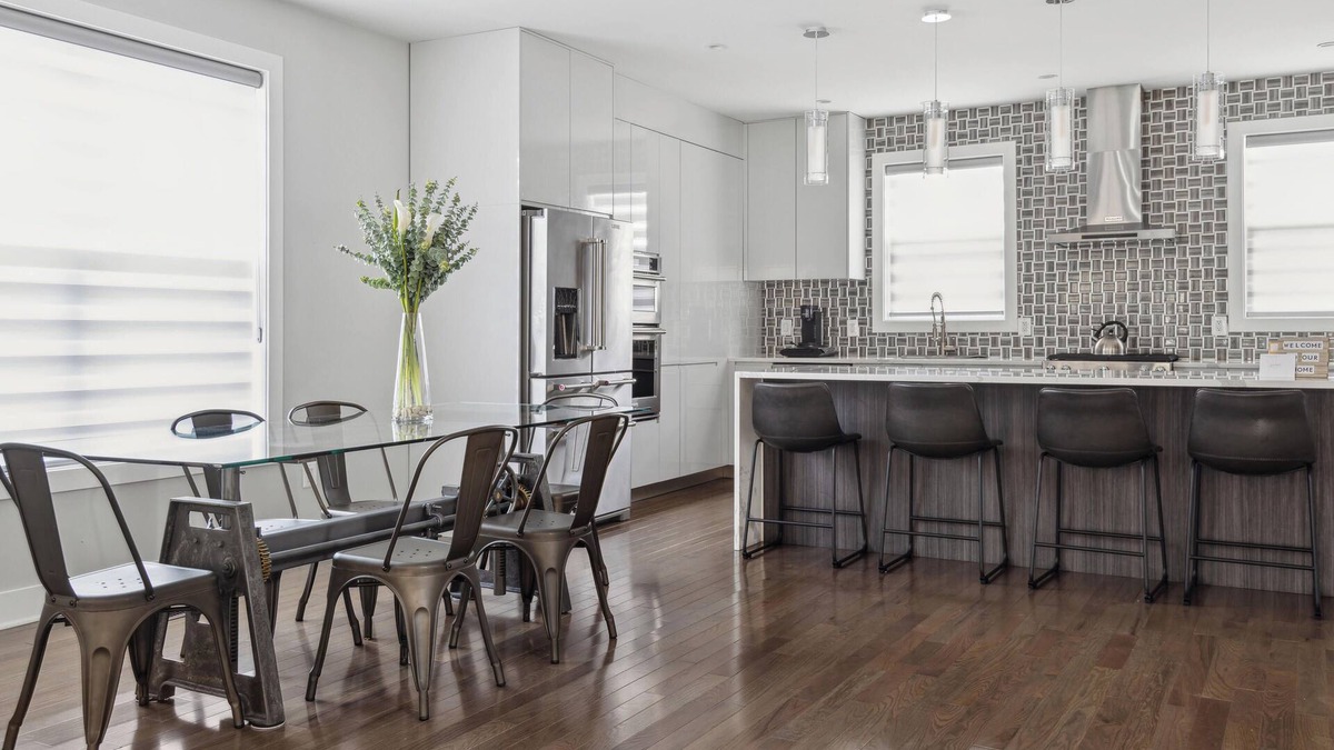 Southeast House | Luxury 4BR home 7 mins to US Capital, Rooftop deck, in Washington Free Parking