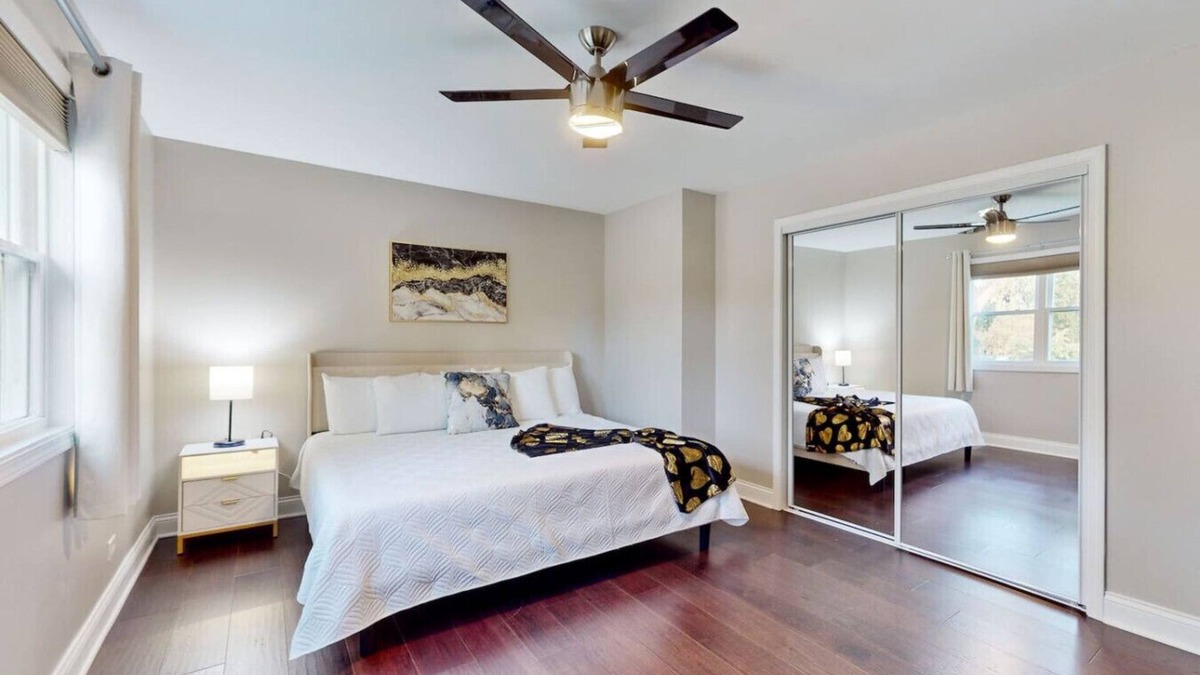 Elmhurst House | Luxury 4BR Home w/Pool Table &Beautiful Kitchen