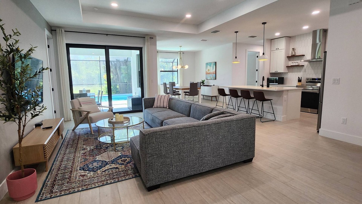 Englewood East House | Luxury 4br house, Heated Pool, 13 min to Beach, Family Fun, 100Mbps, Office