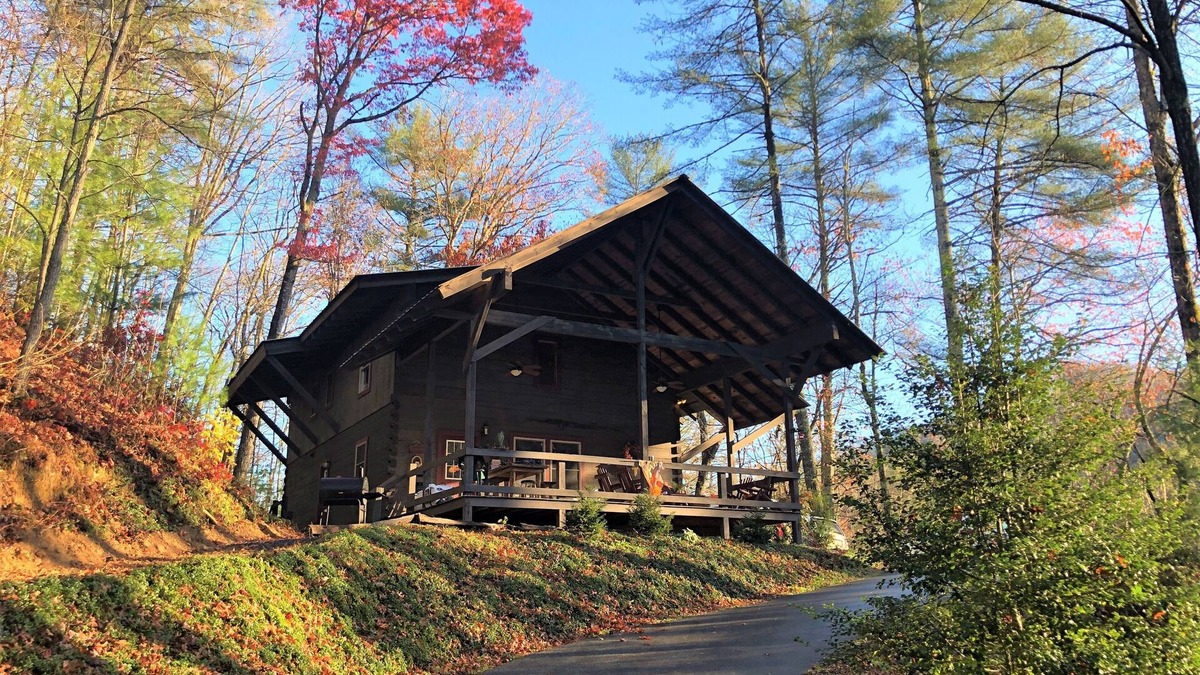 Robbinsville Cabin | Luxury 4BR Log Cabin, Private Mountain Acreage, Dog+Biker Friendly, Hot Tub WiFi