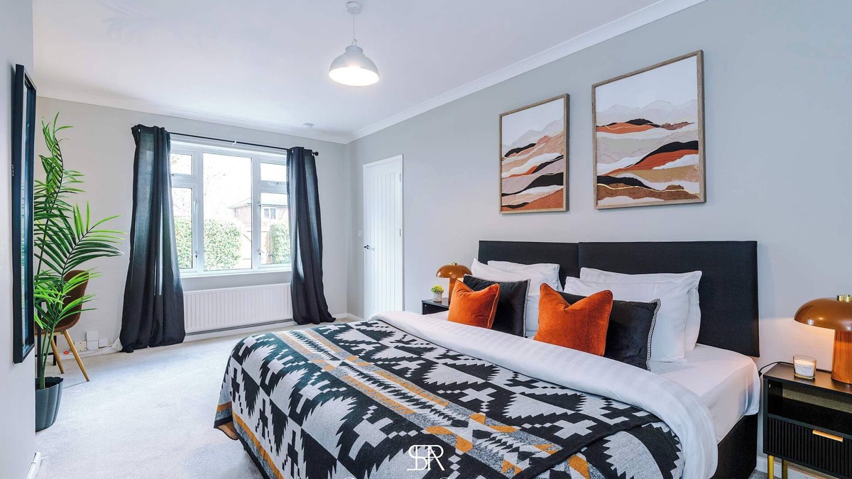 Harrogate House | Luxury 4BR | Near HCC & Harrogate Centre | Parking