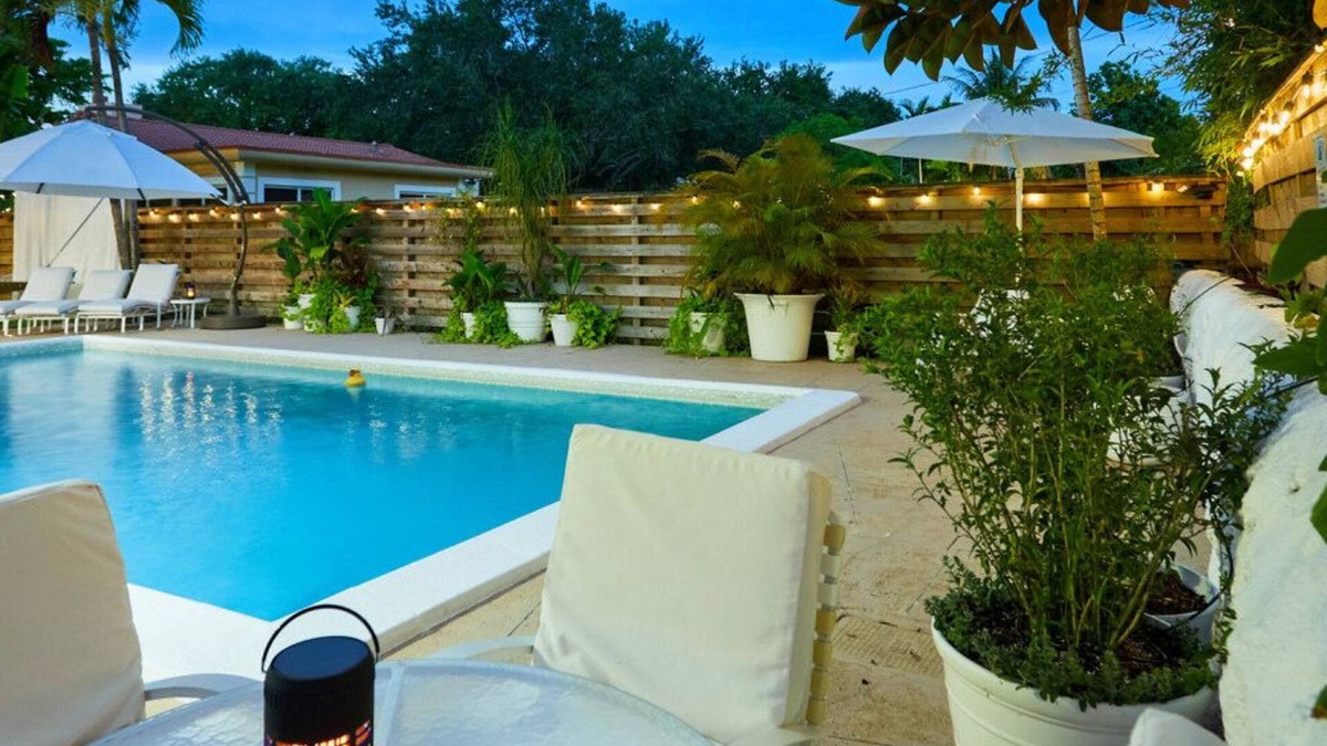 El Portal House | Luxury 4BR Oasis–Private Pool, Cabana & Concierge Hosting Family & Pet-Friendly