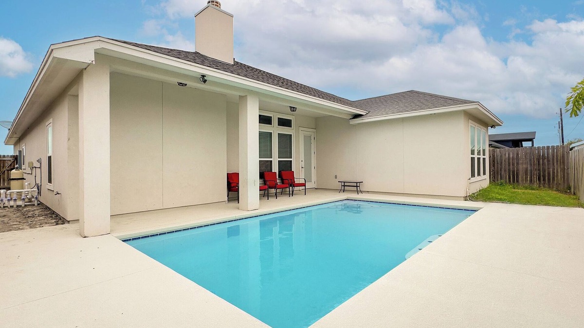 South Side House | Luxury 4BR South CC! 15 Min to Beach, Fast WiFi, 6 Beds & Fireplace!