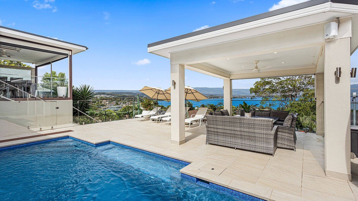 Mount Warrigal House | Luxury 5 B/R House with Pool, Lake & Beach