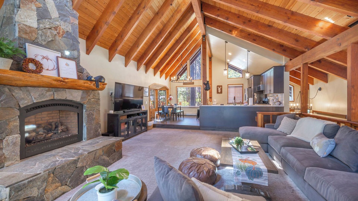 Truckee Cabin | Luxury 5 Bd Tahoe Donner Home - 2 Master King Bed Suites -New HotTub!