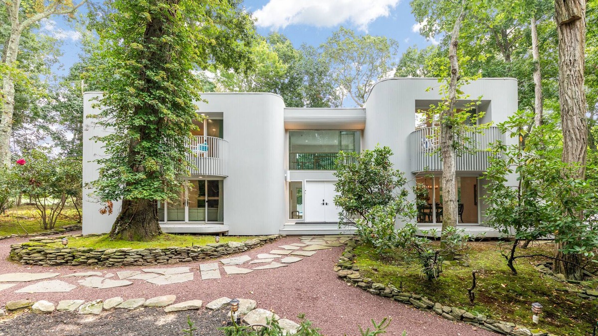 Noyack House | Luxury - 5 bdrs, 6 baths, Tennis Crt, Heated Pool, Basketball, Hot tub, 2.4 acrs