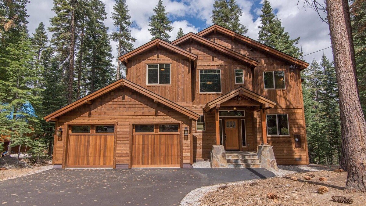 Truckee House | Luxury 5 Bed/4 Baths Tahoe Donner Cabin with Tesla Wall Charger/J1772 Adapter