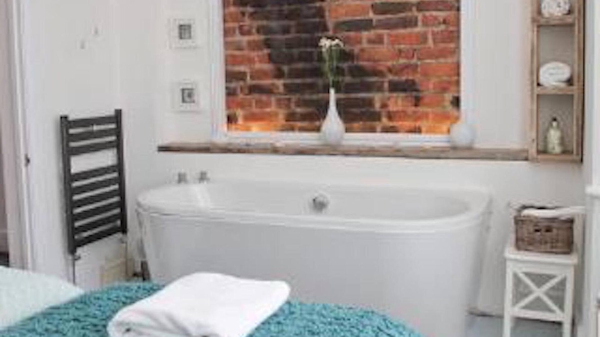 Brighton House | Luxury 5 bed house near to City Centre and Beaches. Sleeps 12, outside courtyard