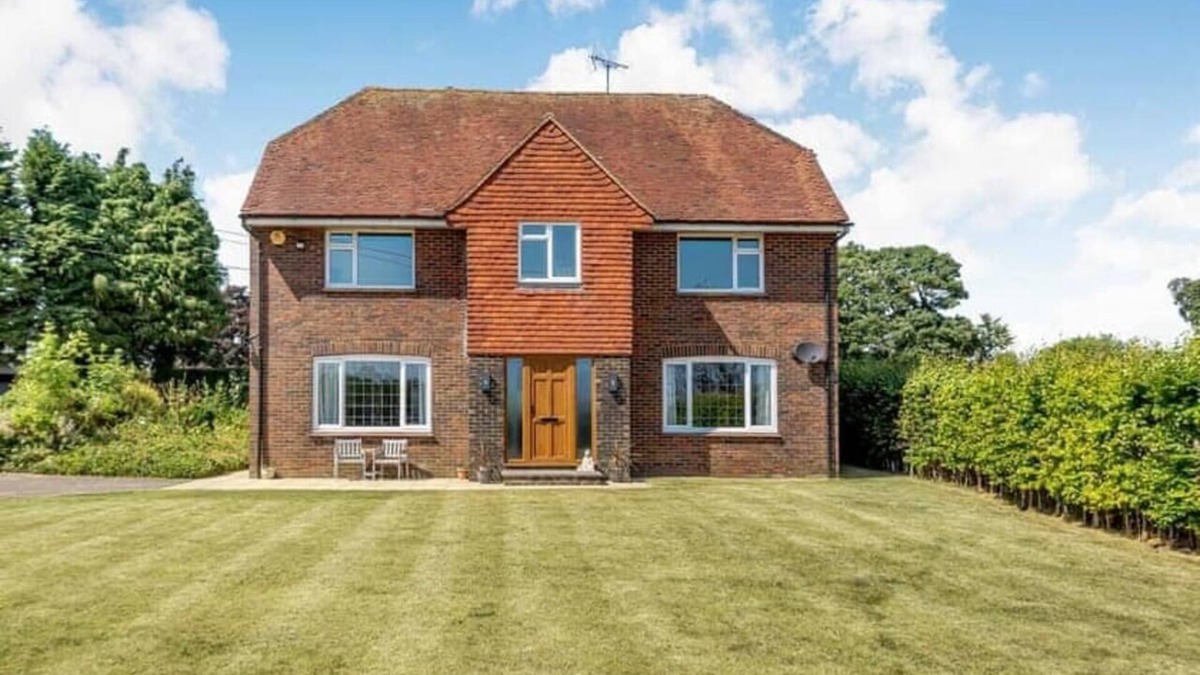 Steyning House | Luxury 5-Bed House with Tennis Court & Games Room