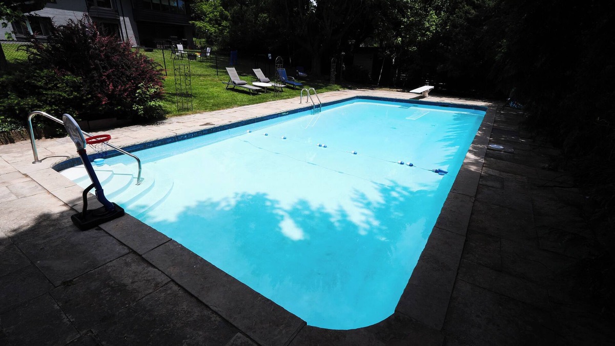 London House | Luxury 5-Bed London Retreat: Heated Pool, Hot Tub & Sauna! - Ultimate Comfort!