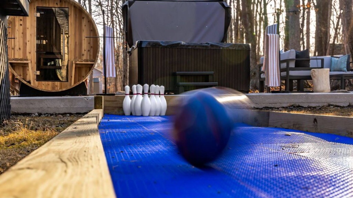 East Stroudsburg Cabin | Luxury 5-bedroom cabin with Mini Golf, Sauna & Hot Tub in East Stroudsburg