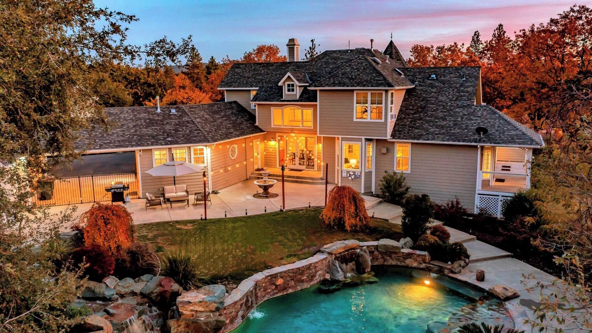 Sutter Creek House | Luxury 5 Bedroom 4.5 Bath Dream Estate with Resort-like Pool In Wine Country