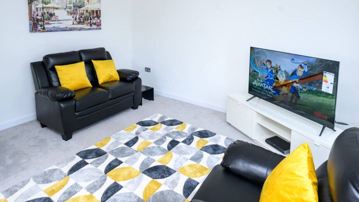 Chatham House | Luxury 5-bedroom home near Chatham Dockyard & river walks