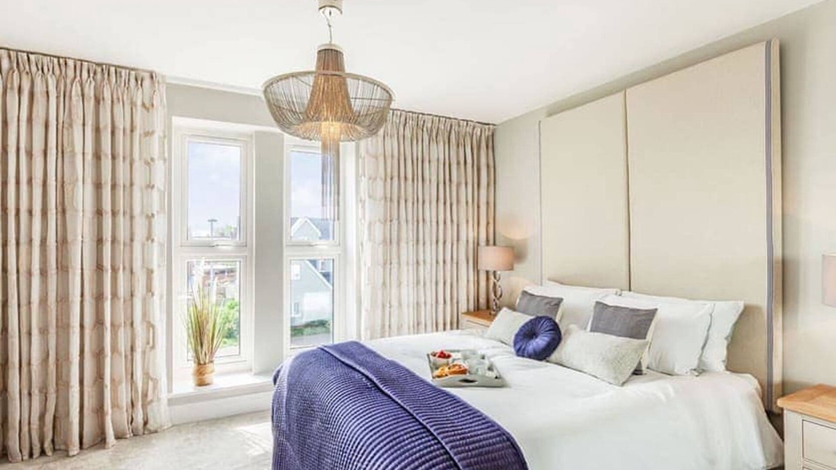 Chelmsford House | Luxury 5 bedroom home with onsite parking and WIFI
