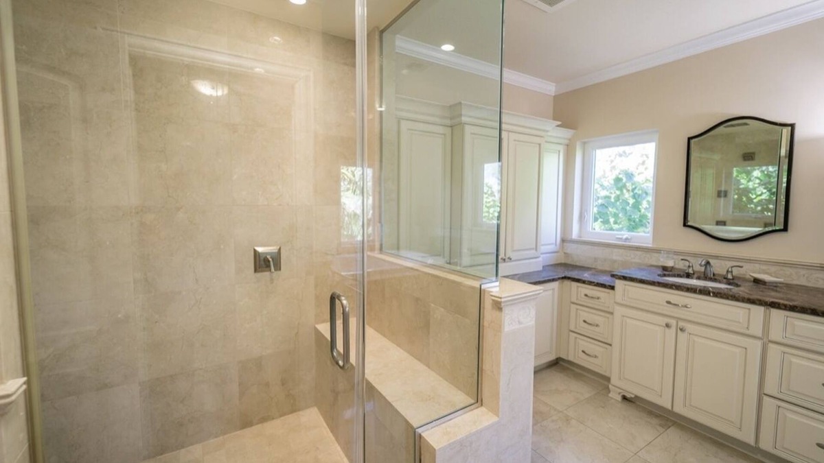Grand Cayman House | Luxury 5 bedroom Home with pool in Yacht Club near Seven Mile Beach