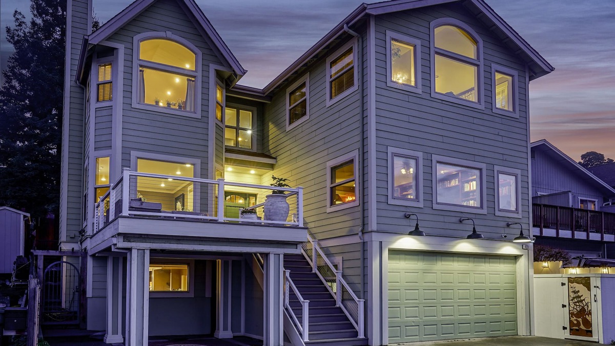 Crockett House | LUXURY 5 BEDROOM HOME WITH VIEWS OF THE BAY - SLEEPS 13
