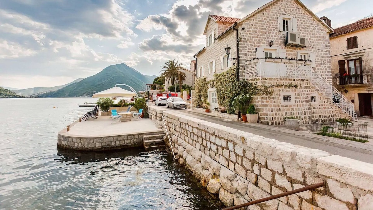 Perast House | Luxury 5 bedroom house on waterfront