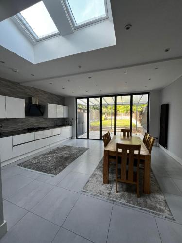 Finchley Church End House | Luxury 5 bedroom house with Private car park in London