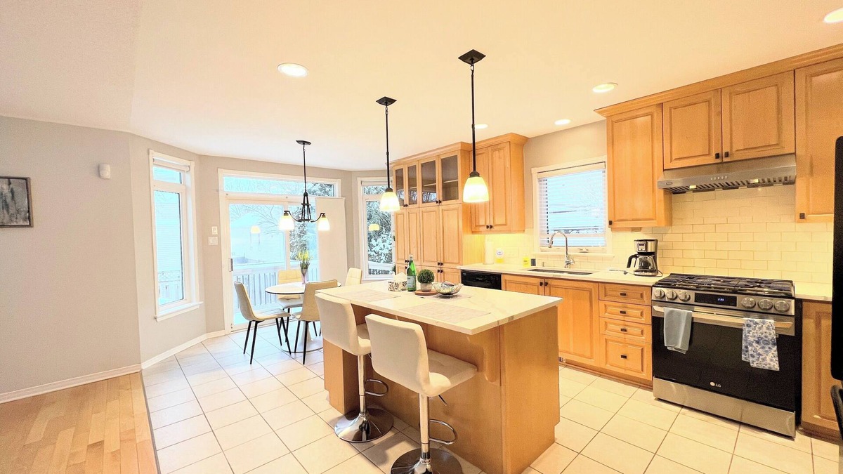 Bridlewood - Emerald Meadows House | Luxury 5 bedroom Vacation Home with Office & Gym close to Forest, Trails, Shops