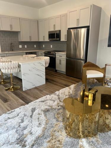 Edgewood Apartment | Luxury 5-Level Townhouse with City View