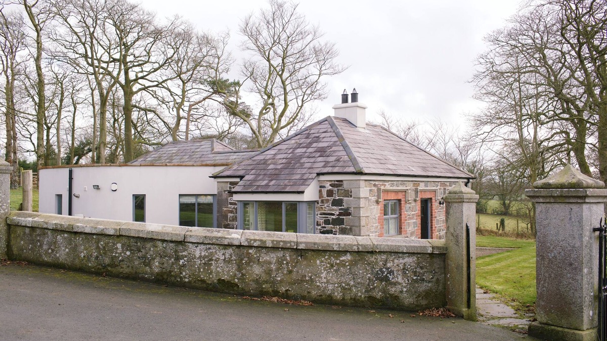 Kinallen Cottage | Luxury 5 Star Self Catering Accommodation In Historic Gate lodge with WI-FI.