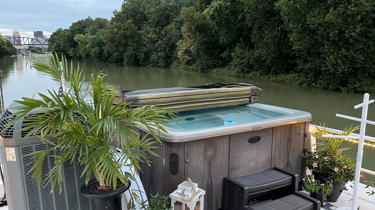 Butchertown Boat Rental | Luxury 5 stateroom 2 bath River Yacht w/hot tub -5 min from downtown Louisville!