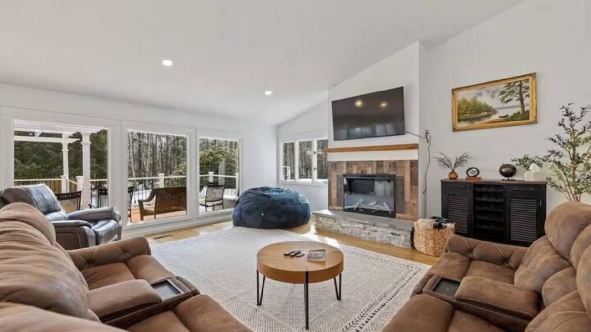 Laconia House | Luxury 5b 3ba on 10 acres w Lake view, Firepit, Hot Tub, Gameroom, close to Ski!