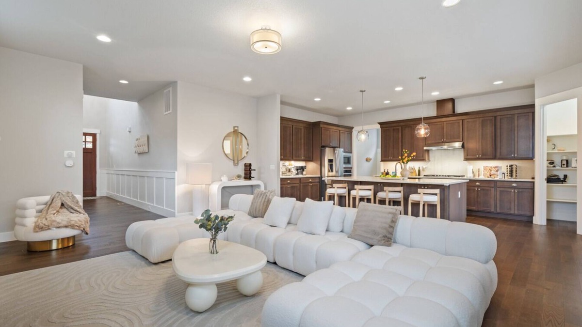 Bethany House | Luxury 5BD 4BT Home, 15min to DT Portland, Game Room, NatureTrails, Free Parking