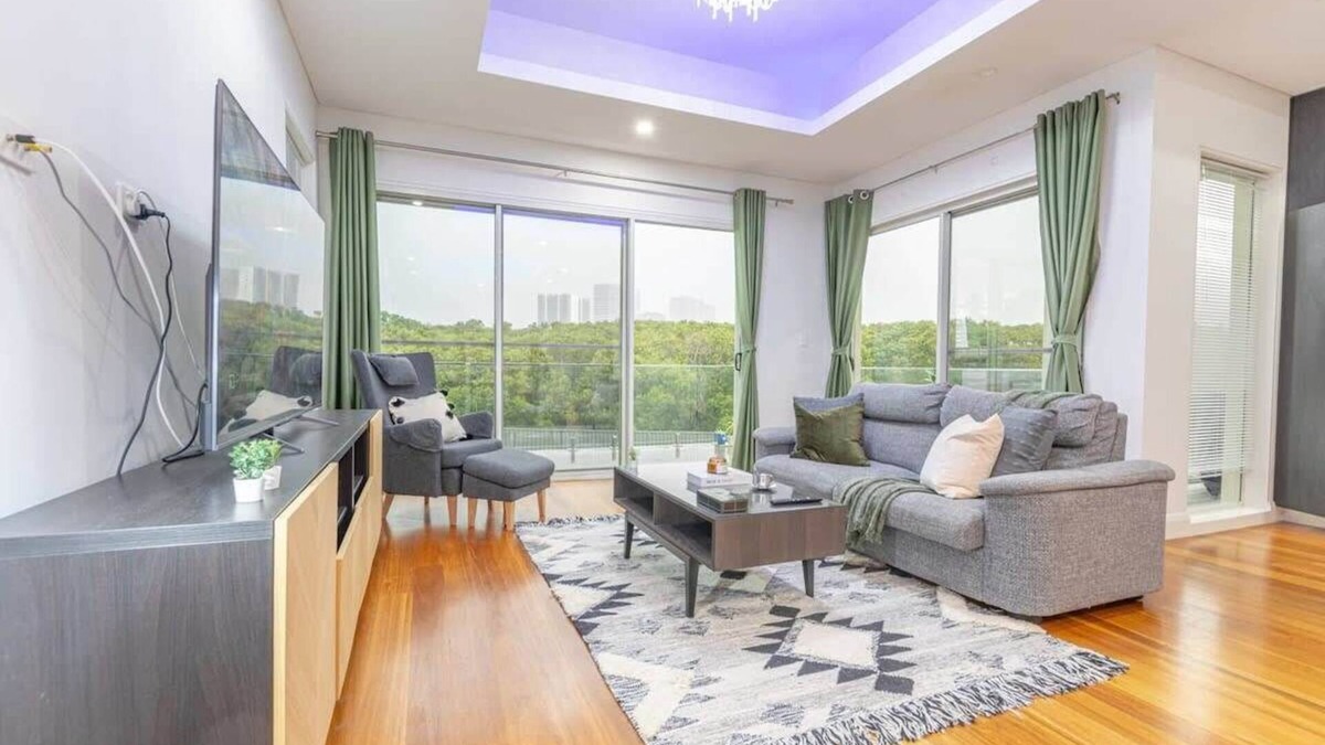 Melrose Park House | Luxury 5BD house w water view in Melrose Park