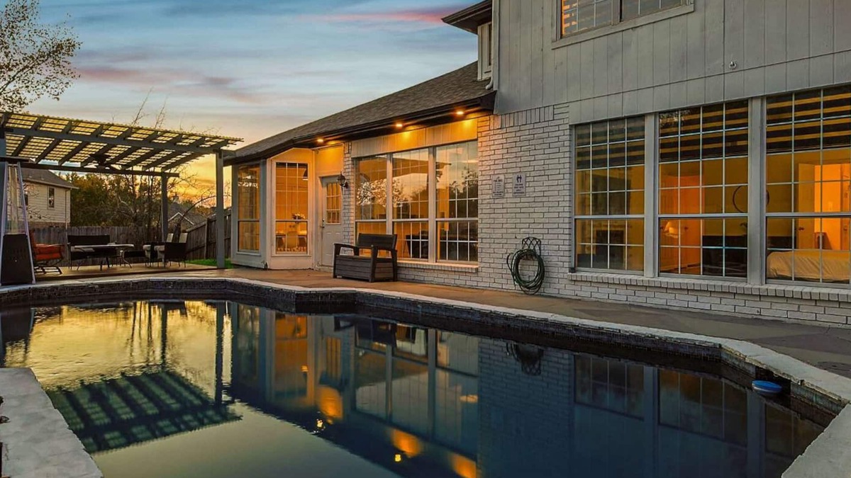 Dallas House | Luxury 5Br 2 5 Bath Villa with Pool