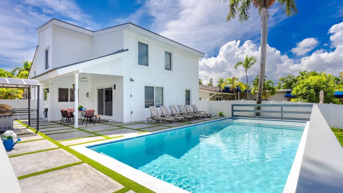 Hollywood Lakes Villa | Luxury 5BR/3BA Villa Walk to Hollywood Beach