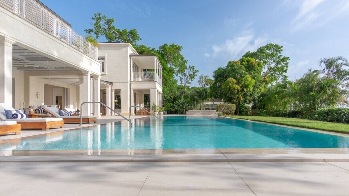 Halcyon Heights Villa | Luxury 5BR Beachfront Villa w/Pool, Chef’s Kitchen & Ocean Views – Holetown